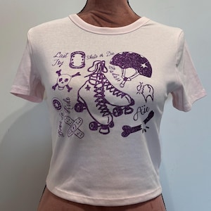 T-shirt crop top rose clair « patchwork roller », violet pailleté