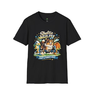 Könnte beinhalten: Schwarzes T-Shirt mit einer farbenfrohen Grafik eines Shetland Sheepdog, der über ein Agility-Hindernis springt. Das Design enthält die Wörter "Sheltie Agility" und "Fast & Furry-ous".