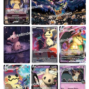 Può includere: Una collezione di otto carte collezionabili rettangolari che raffigurano il personaggio Mimikyu in varie ambientazioni artistiche, tra cui un cielo notturno con margherite, una foresta scura e scene d'interni, con etichette come Mimikyu V e VMAX.