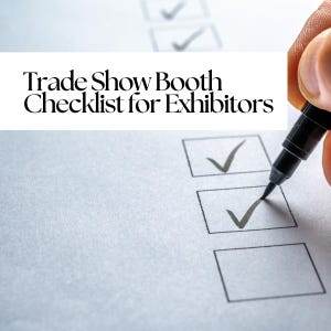 以下が含まれることがあります： 「出展者向けトレードショーブースチェックリスト」というタイトルのチェックリスト。チェックボックスがあります。黒いマーカーを持った手がチェックボックスにチェックマークを付けています。画像は白い背景です。