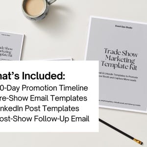 Könnte beinhalten: Draufsicht mit einem Marketing-Vorlagen-Kit mit dem Text "Trade Show Marketing Template Kit". Das Kit enthält einen 30-Tage-Aktionszeitplan, E-Mail-Vorlagen vor der Messe, LinkedIn-Post-Vorlagen und eine E-Mail zur Nachverfolgung nach der Messe.