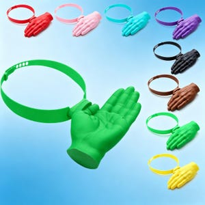 Może przedstawiać: Zestaw trzech ceramicznych kubków z nakrapianym, matowym wykończeniem. Kubki są w odcieniach kremu, jasnoszarym i ciemnoszarym. Każdy kubek ma prosty, minimalistyczny design.