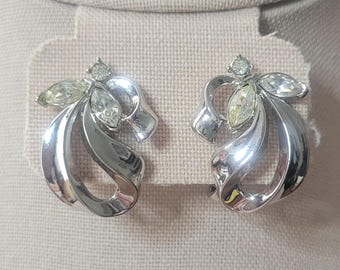 Vintage Trifari Rhinestone Clip On Earrings Silver Tone Swirl Ribbon Mid Century Sparkle