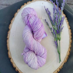 Sockenwolle, Merinowolle, handgefärbt, superwash, Purple Haze/ 463 m, Versandkostenfrei!