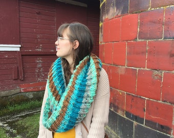 Bulky Cowl, hand knitted, Mystic Chip