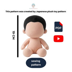 Puede incluir: Un patrón de muñeca de peluche con un diseño de cabello negro y una cara en blanco. La muñeca mide 19 cm de altura. La imagen incluye el texto "This pattern was created by Japanese plush toy pattern" y "sewing pattern".