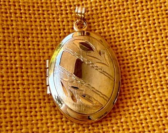 Vintage 1/20 12K Gold Filled Oval Locket Pendant – Mid Century Etched Photo Holder
