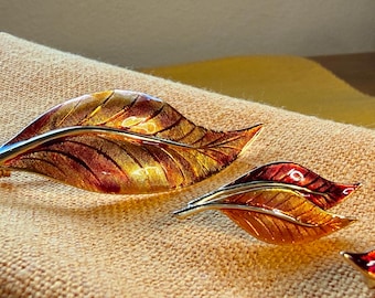 Conjunto de broche y pendientes de hojas esmaltadas de mediados de siglo – Conjunto botánico guilloché con efecto degradado otoñal