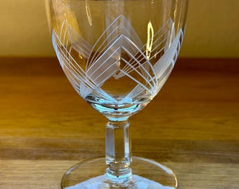 Taça de coquetel vintage Art Déco em cristal gravado com formato geométrico em arco, haste facetada de 10,8 cm (4,25").