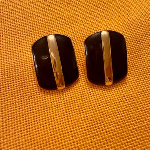 Pendientes rectangulares de poste con esmalte negro y tono dorado, firmados por Napier – Joyería llamativa de los años 80
