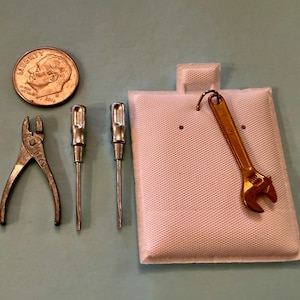 Vintage Intercast GRC Mini Arbetsverktyg Berlocker – Skiftnyckel, Tång, Skruvmejslar Set