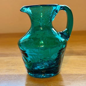 Jarra vintage de cristal craquelado color verde azulado – Jarrón pequeño soplado a mano de mediados de siglo