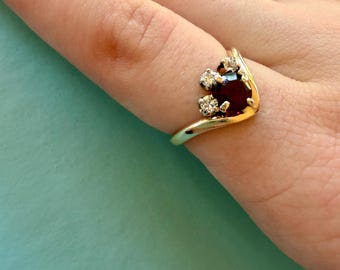 Ring i 14k gult guld med granat och chevron från 1980-talet med diamanter – Retro Pinky Stacker storlek 3