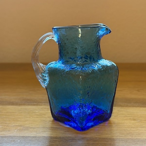 Jarra de vidrio soplado a mano azul cobalto – Jarra para crema con textura estilo pepita, de mediados de siglo