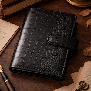 以下が含まれることがあります： つや消し仕上げの、斑点模様のセラミックマグカップ3個セット。マグカップはクリーム色、ライトグレー、ダークグレーの3色。各マグカップはシンプルでミニマルなデザインで、丸みを帯びたハンドルが付いています。