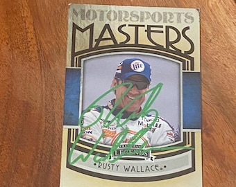 Könnte beinhalten: Eine rechteckige Sammelkarte mit dem Titel Motorsports Masters, die ein Foto von Rusty Wallace mit einer blauen Miller Lite-Kappe und Sonnenbrille zeigt. Die Karte hat einen gold-blauen Rand und ein Autogramm in grüner Tinte.