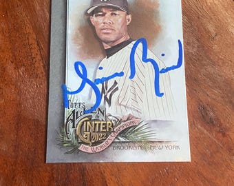 Könnte beinhalten: Eine 2022 Topps Allen & Ginter Baseball-Sammelkarte mit Mariano Rivera in der Uniform und Kappe der New York Yankees. Die Karte enthält ein Autogramm in blauer Tinte und den Text RIVERA, TOPPS, ALLEN & GINTER, 2022, THE WORLD'S CHAMPIONS, BROOKLYN, NEW YORK.