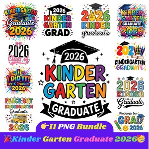 Może przedstawiać: Kolekcja kolorowych wzorów na zakończenie przedszkola w 2026 roku. Projekty obejmują czapki absolwentów, gwiazdy i frazy takie jak "Kindergarten Graduate" i "I Did It!" w różnych czcionkach i kolorach. Zestaw 11 plików PNG.