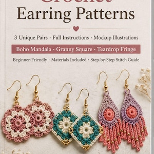 Op de afbeelding: Een boekomslag met de titel "Crochet Earring Patterns" met drie paar handgemaakte oorbellen. De oorbellen bevatten Boho Mandala, Granny Square en Teardrop Fringe ontwerpen. Het boek belooft volledige instructies.