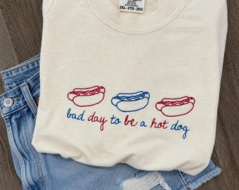 Camiseta bordada "Bad Day to Be a Hot Dog Comfort Colors", camiseta divertida del 4 de julio, camiseta de barbacoa, camiseta patriótica divertida.