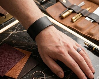 Echtleder Nietenarmband handgemacht - Schwarzes Lederarmband mit silbernen Nieten - Punk Rock Biker Schmuck - Individuelles Geschenk