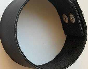 Echtleder Nietenarmband handgemacht - Schwarzes Lederarmband mit silbernen Nieten - Punk Rock Biker Schmuck - Individuelles Geschenk