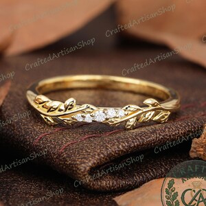Inspired by nature, this leaf-shaped ring exudes organic elegance. Crafted from lab-grown diamonds and handcrafted. A stackable ring.