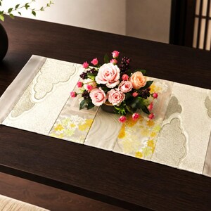 29 × 63,5 cm japansk bordslöpare / japansk bordsdekoration / Hanakumo blommigt molnmönster / återvunnen Obi / Tillverkad i Japan