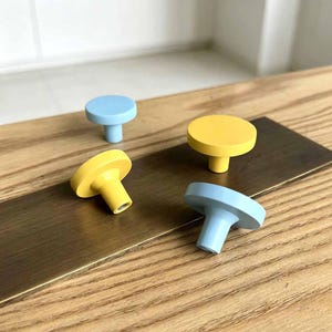 Tiradores redondos de colores para armarios, tiradores de cajón de aleación de zinc amarillo, herrajes azules para muebles de habitación infantil.