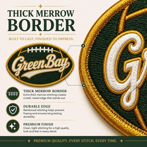 Puede incluir: Imagen detallada de un parche de los Green Bay Packers con un borde grueso. El parche presenta las palabras "Green Bay" en una fuente estilizada, con forma de bal&oacute;n de f&uacute;tbol. El parche tiene un borde duradero y un acabado de primera calidad.