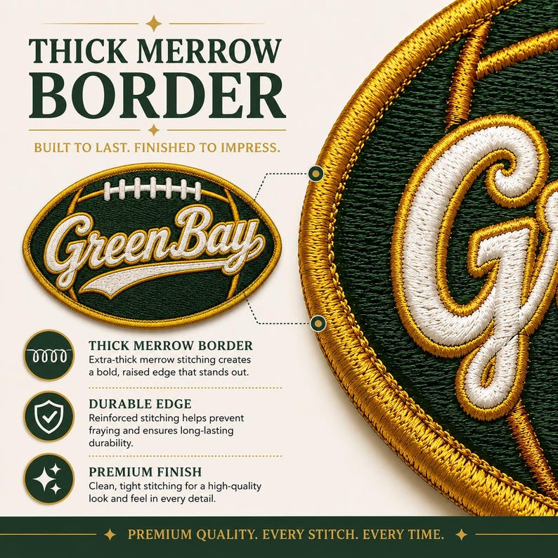 Puede incluir: Imagen detallada de un parche de los Green Bay Packers con un borde grueso. El parche presenta las palabras "Green Bay" en una fuente estilizada, con forma de bal&oacute;n de f&uacute;tbol. El parche tiene un borde duradero y un acabado de primera calidad.