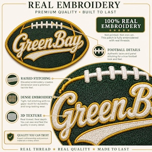 Puede incluir: Parche bordado con forma de bal&oacute;n de f&uacute;tbol, con las palabras "Green Bay" en blanco y dorado sobre un fondo verde. El parche tiene el texto "Real Embroidery" y otros detalles.