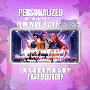 Op de afbeelding: Een gepersonaliseerd verjaardagsberichtontwerp met de tekst "GEPERSONALISEERDE VERJAARDAGSBERICHT RUMI MIRA & ZOEY". De afbeelding toont drie geanimeerde vrouwen op een podium met de woorden "HAPPY BIRTHDAY!" en "U KUNT UW SCRIPT SNELLE LEVERING TOEVOEGEN".