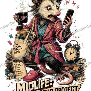 Może przedstawiać: Ilustracja oposa w r&oacute;żowym szlafroku w kwiaty i puchatych kapciach, trzymającego parujący kubek i smartfon. Niesie torbę z napisem HERO MODE i stoi obok książek, budzika oraz listy zadań. Tekst głosi: MIDLIFE: THE GROUP PROJECT.