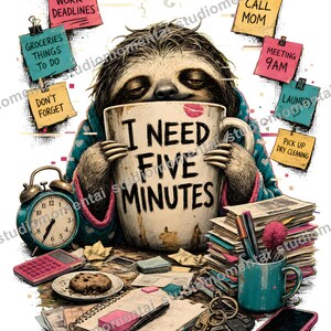 Może przedstawiać: Leniwiec trzymający duży biały kubek z napisem I NEED FIVE MINUTES i śladem czerwonej szminki. Scena zawiera karteczki samoprzylepne z zadaniami, turkusowy budzik, stos papier&oacute;w, ciasteczko, długopis, klucze oraz smartfon na biurku.