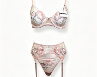 Roze lingerieset met bloemenborduurwerk, doorschijnende mesh bh en hooggetailleerd jarretelslipje, romantische bruidslingerie