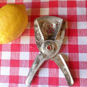 Vaughan Hand Juicer, Primitive Citrus Juicer 40s, Vintage Kitchen Gadget
