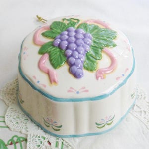 Ceramic Kitchen Mold with Grapes, Farmhouse Jello Mold 1 3/4 Cup, Vintage Round Grape Wall Hanging