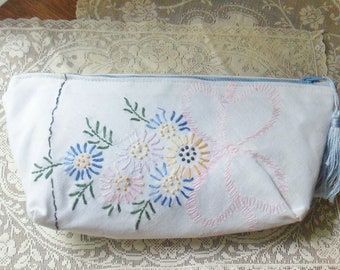 Bolso de embrague Doily, Lino bordado reciclado Bolso Doily con borla, bolso pequeño hecho a mano o bolsa de maquillaje