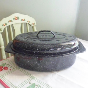 Small Roasting Pan, Farmhouse Chicken Roaster, Black Speckled Enamel Pan with Lid and Handles, Vintage USA Farm Metal Bakeware, 13&quot; x 8&quot;