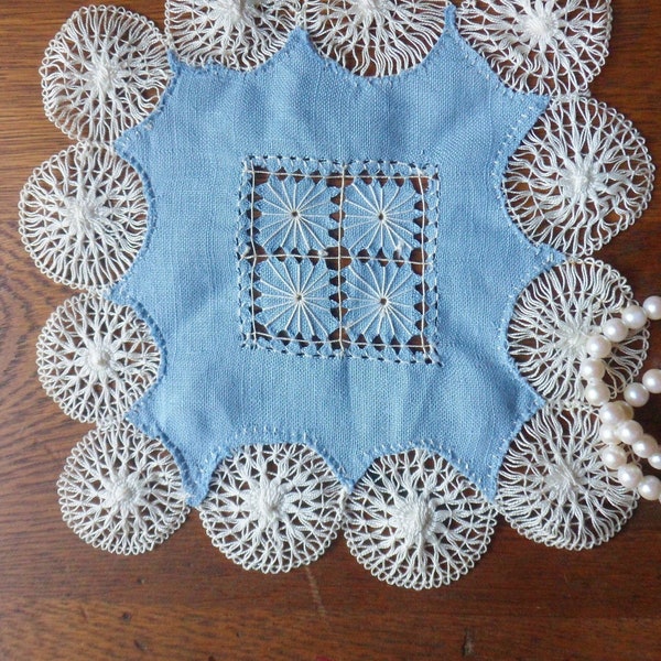 Square Hairpin Lace Doily, Hand Crocheted Vintage Blue and White Lace Linen Doily with Drawnwork Art Finery