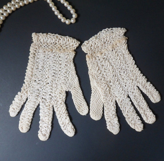 Girls Wedding Gloves, Vintage Hand Crocheted Ivor… - image 3