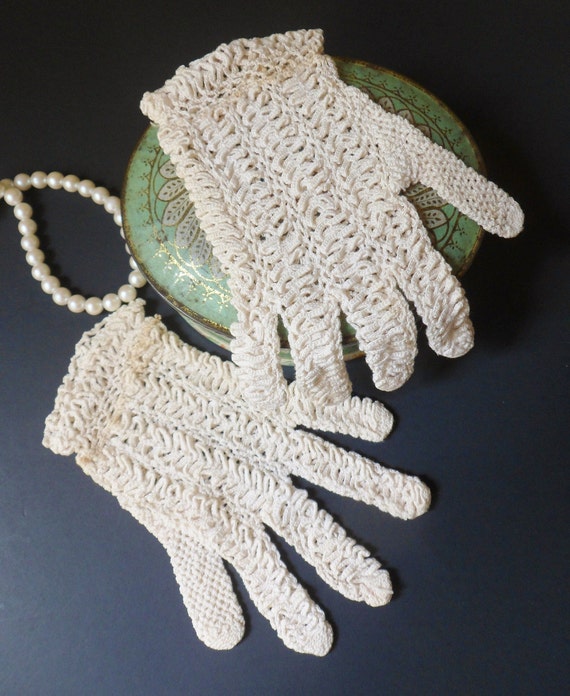 Girls Wedding Gloves, Vintage Hand Crocheted Ivor… - image 2