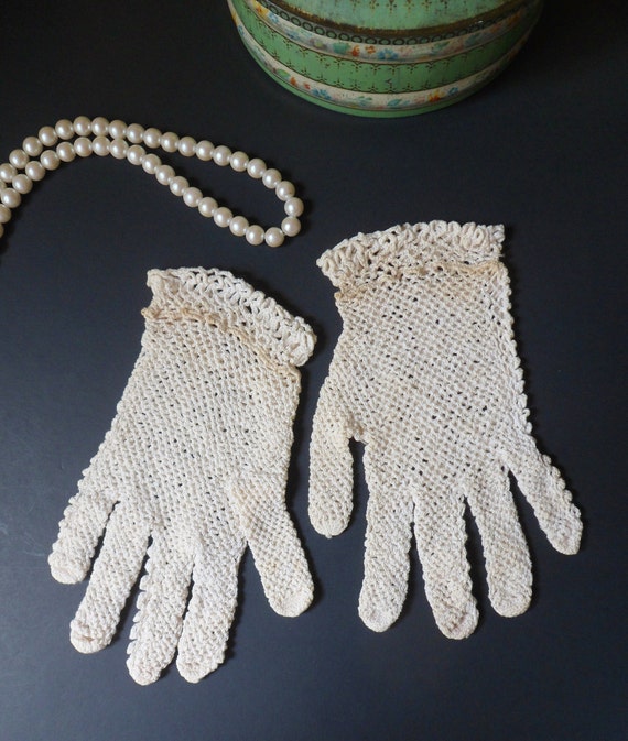 Girls Wedding Gloves, Vintage Hand Crocheted Ivor… - image 4