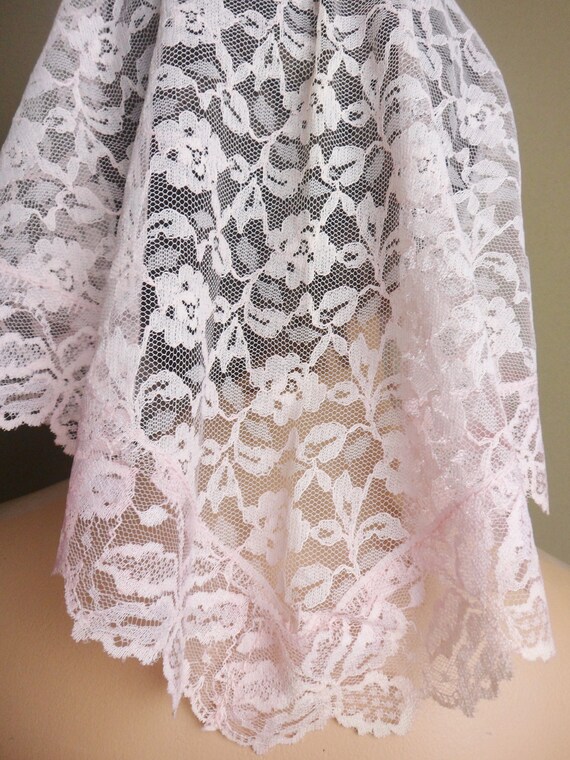 Pink Lace Wedge Scarf, Vintage Triangular Lace Sc… - image 5