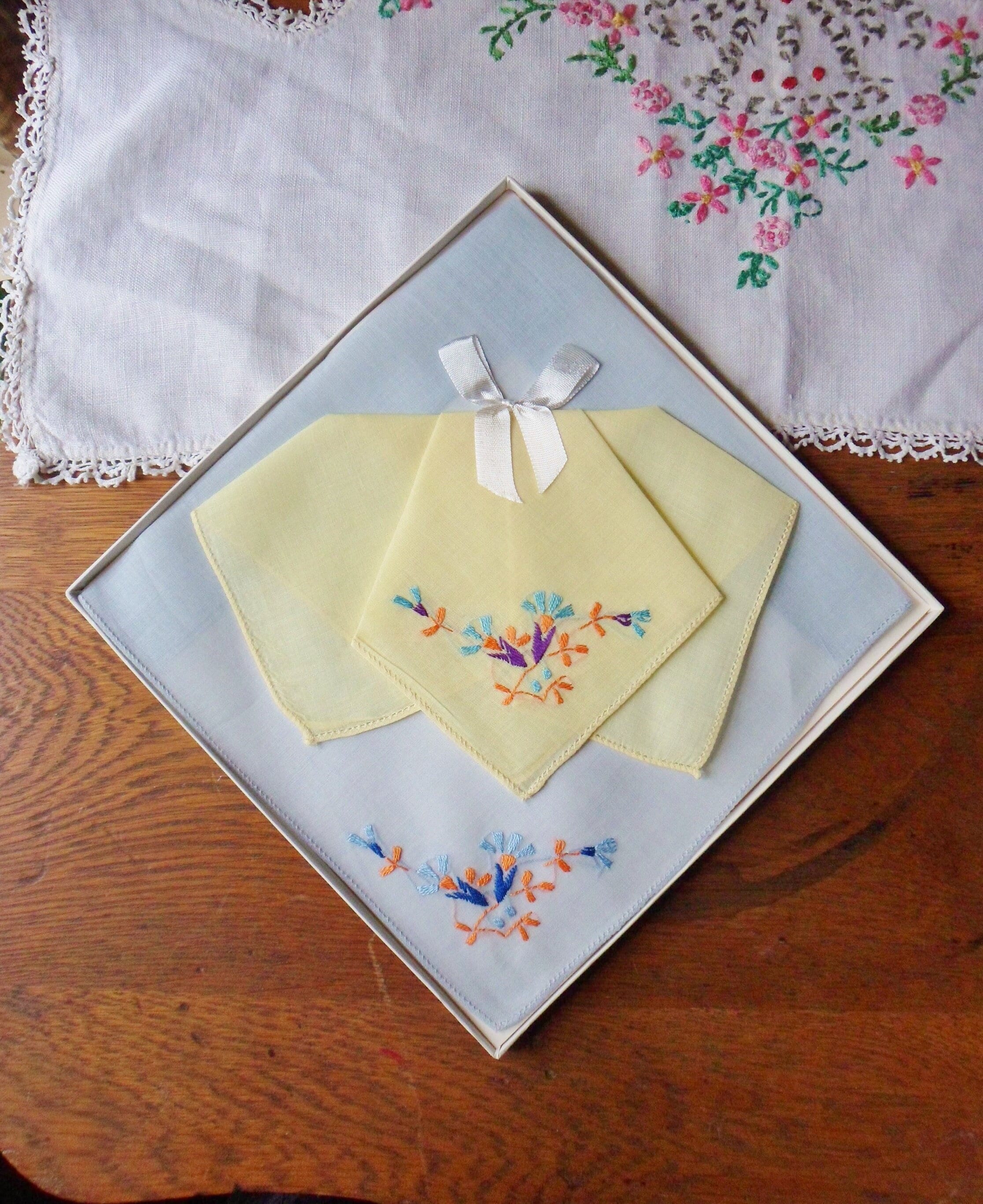 (2枚セット）インド製　カーテン・布niki-jones黄色の刺繍 Two Boxed Hankies With Embroidery, Yellow and Blue Hankies in
