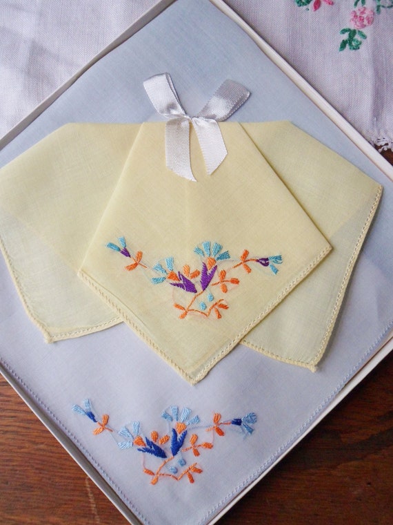 (2枚セット）インド製　カーテン・布niki-jones黄色の刺繍 Two Boxed Hankies With Embroidery, Yellow and Blue Hankies in