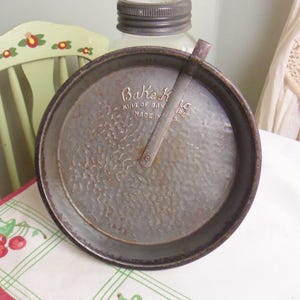 Bake King Metal Cake Pan with Slider Arm, 8&quot; Round Vintage Cake Pan, Farmhouse Cake Baking Pan