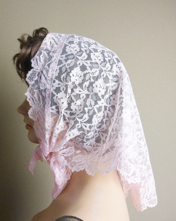 Pink Lace Wedge Scarf, Vintage Triangular Lace Sc… - image 3