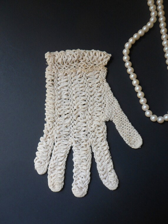 Girls Wedding Gloves, Vintage Hand Crocheted Ivor… - image 6